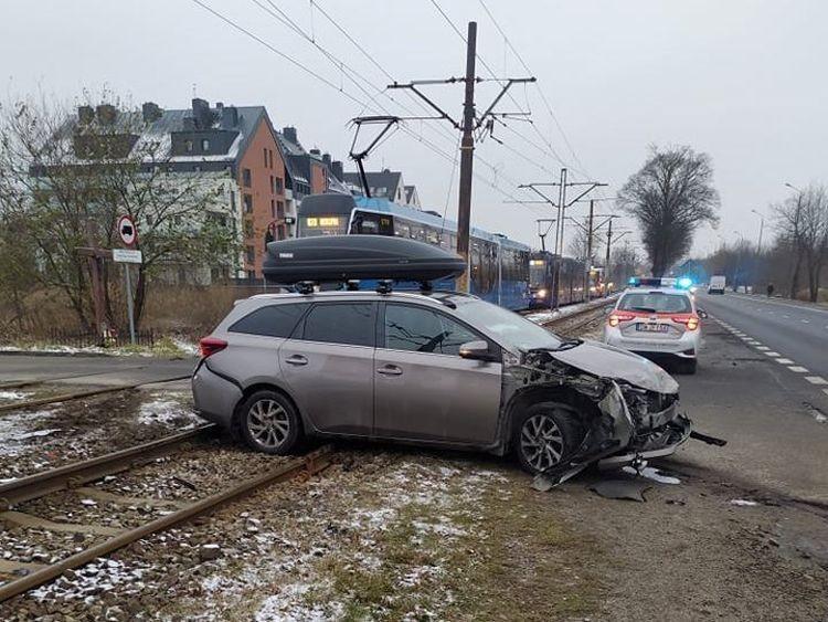 Zderzenie tramwaju z samochodem na Kosmonautów. Były spore utrudnienia [ZDJĘCIA]