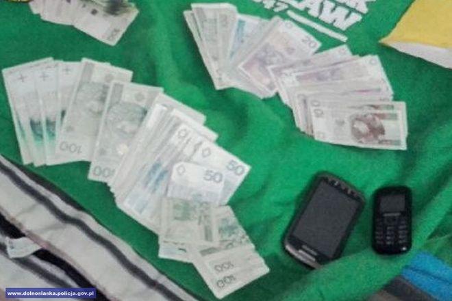 Dwóch wrocławskich pseudokibiców złapanych. Mieli prawie 1,5 kilograma amfetaminy i 50 tysięcy złotych