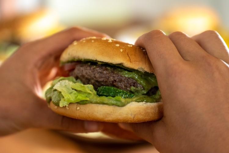 Salmonella w popularnych hamburgerach. Sanepid ostrzega