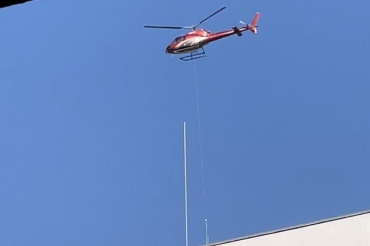 Wrocław: Helikopter lata nad dachami bloków. Mieszkańcy dzwonią na policję