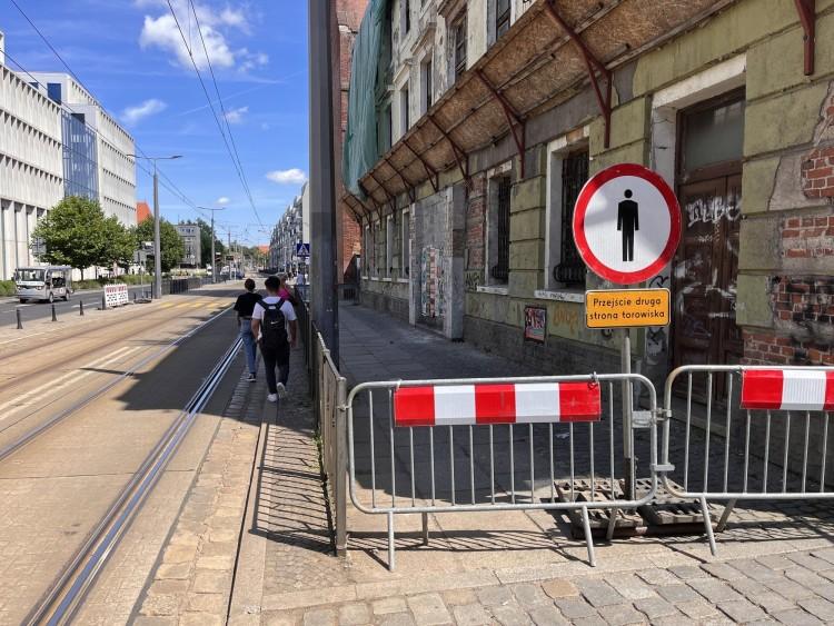 Wrocław: Sypie się kamienica w centrum. Piesi muszą chodzić po torowisku [WIDEO]