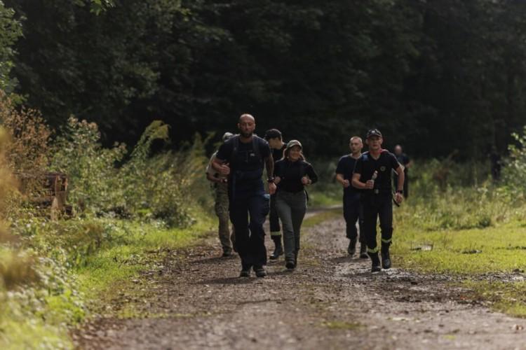 Uczniowie w błocie i z obciążeniem pokonali trasę razem z polskimi weteranami