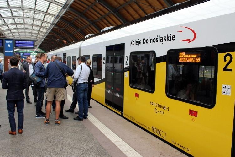 Pracownicy MPK chcą jeździć pociągami na UrbanCard. Piszą do Sutryka