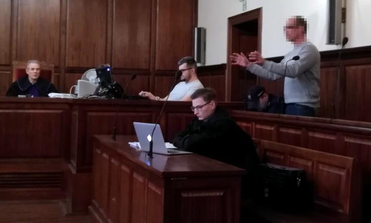 Krwawa awantura sąsiadów przy Strzegomskiej. Zadał 70-latkowi 9 ciosów nożem