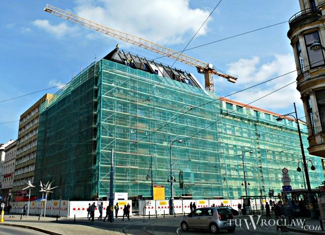 Przy placu Teatralnym powstaje Szklany Dom. Będą tam biura i lokale handlowe [WIZUALIZACJE]