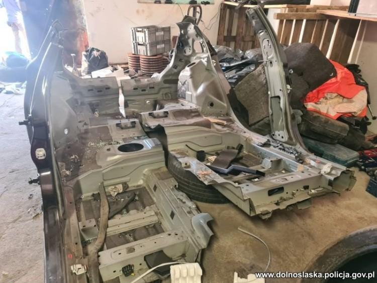 Policja zlikwidowała dziuple samochodowe. Były w niej auta skradzione we Wrocławiu