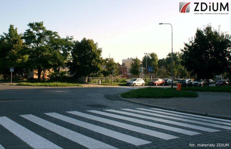Trwa malowanie pasów na przejściach. Drogowcy chcą zdążyć przed rokiem szkolnym