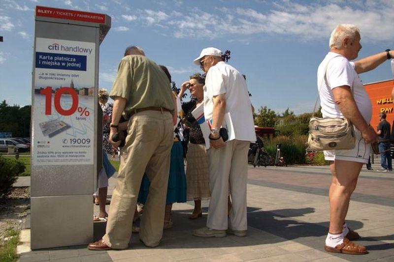 Seniorzy po szkoleniu z obsługi biletomatów: jakie to proste!