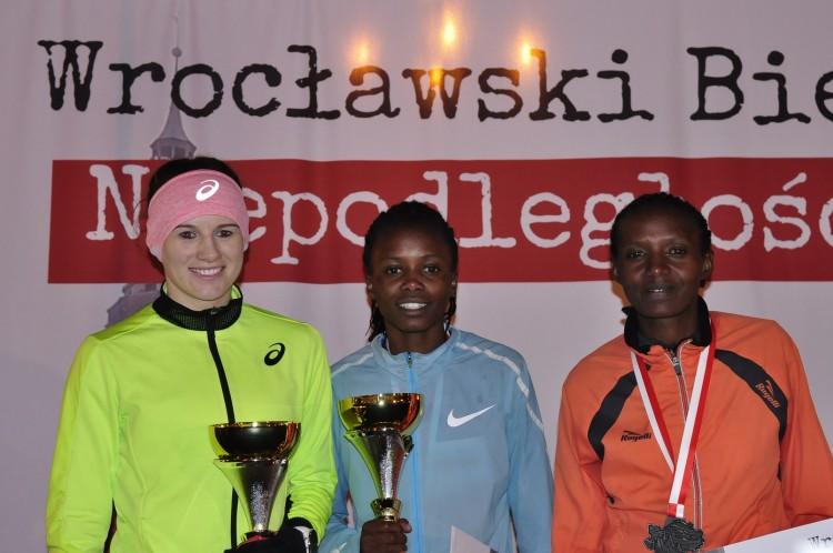 Ponad 2600 osób pobiegło we Wrocławskim Biegu Niepodległości. Na podium obcokrajowcy [ZDJĘCIA]