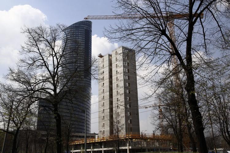 Biurowiec koło Sky Tower powstaje... od środka. Jedenaście centymetrów na godzinę! [ZDJĘCIA, WIDEO]