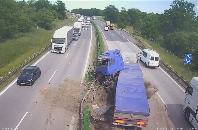 Tir wjechał w bariery. Armagedon na autostradzie pod Wrocławiem