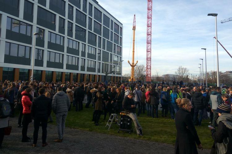 Ładunki wybuchowe na Legnickiej. Ewakuowano tysiąc osób, pociągi nie jeżdżą [ZDJĘCIA]