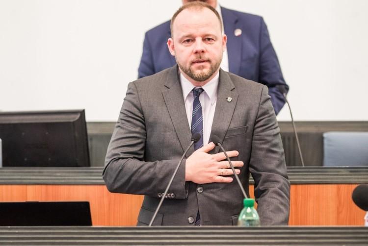 Zapłacili radnemu, wyrzucą pracę do kosza?