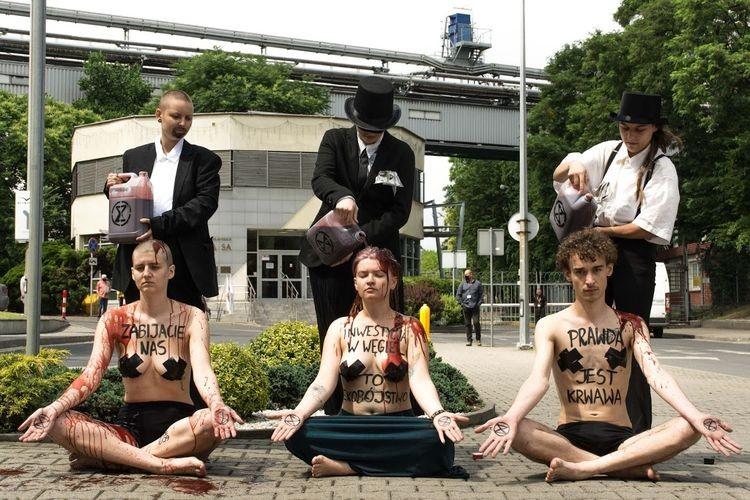 Krwawy topless. Kontrowersyjny happening wrocławskich aktywistów [ZOBACZ]