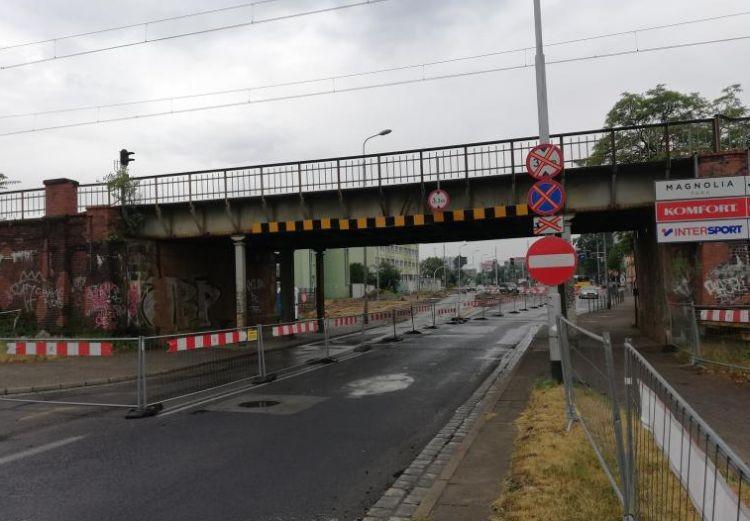 Startują prace przy wiadukcie nad ulicą Długą. Rozbiórka przęsła utrudni ruch w nocy [OBJAZDY]