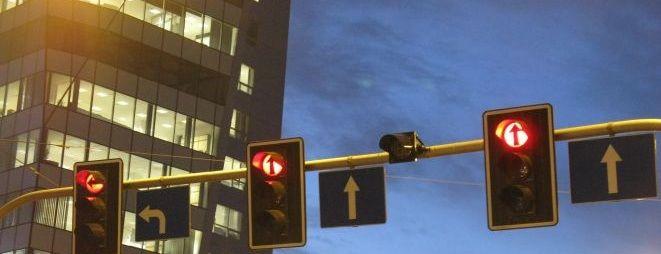 Węzeł Borowska: lampa w dachu wiaty i inne kłopoty opóźniają komputerowe światła