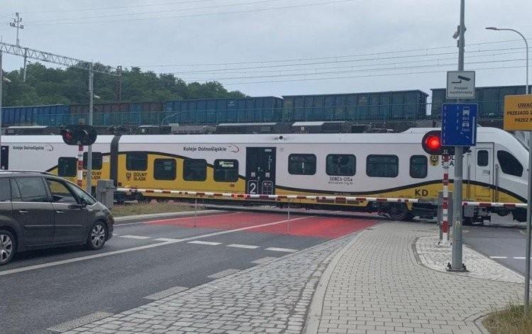 Wrocław: Utrudnienia na przejeździe kolejowym na zachodzie miasta