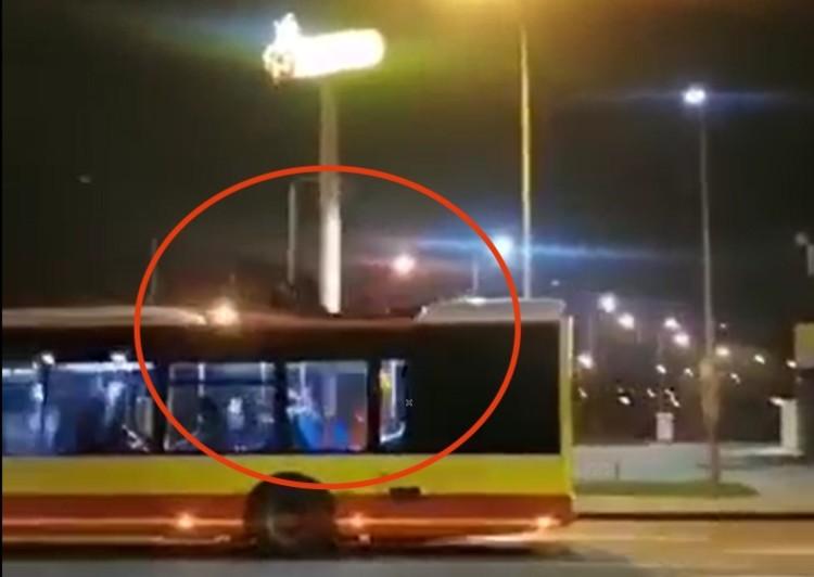 Tego jeszcze nie było! Trzech mężczyzn jechało na dachu autobusu MPK we Wrocławiu