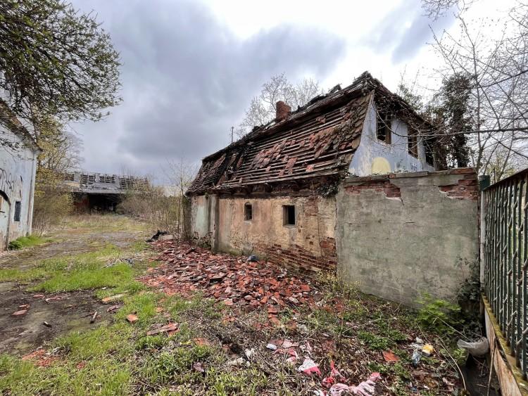 Deweloper nie dostał zgody na rozbiórkę, zabytek spłonął. Prokuratura milczy