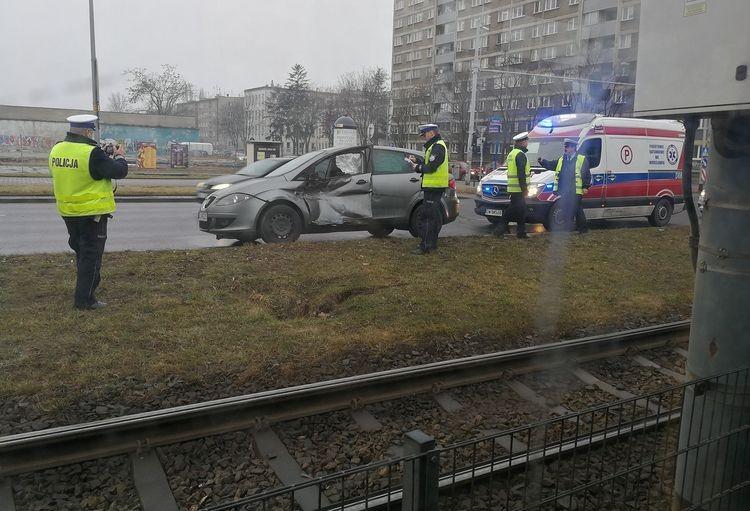 Kolizja tramwaju z samochodem na Legnickiej