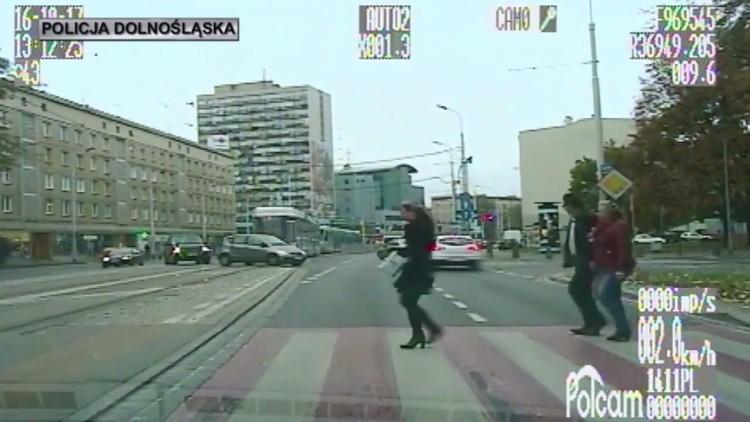 O mały włos nie potrąciła pieszego. Zobacz, dlaczego nie hamowała przed przejściem (FILM)