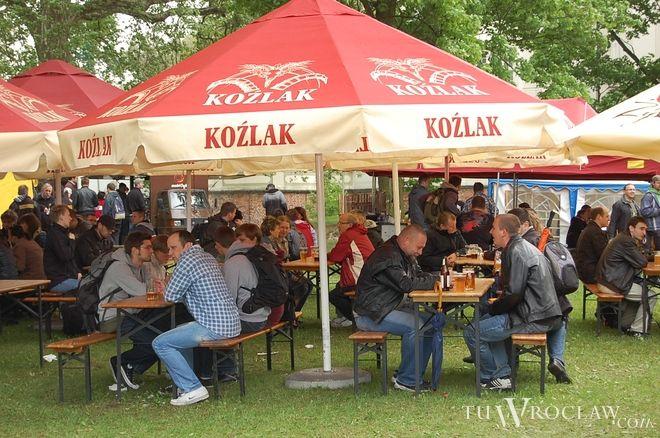 Wrocławianie raczą się w Leśnicy piwem i przekąskami 