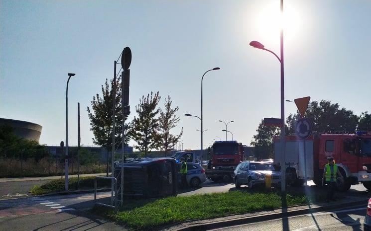 Stłuczka na rondzie koło Stadionu Wrocław. Jedno z aut przewróciło się na bok [ZDJĘCIA]