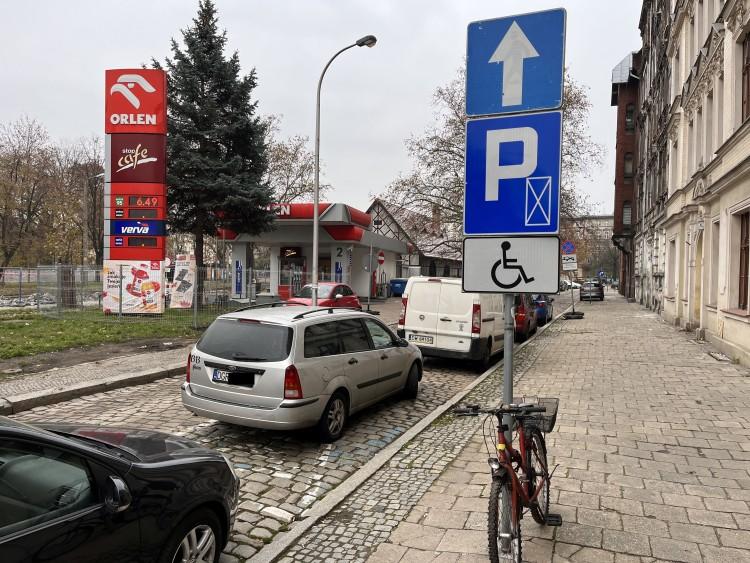 Wrocław: Niepełnosprawny na wózku zwyzywany przez kierowcę. Poszło o parkowanie