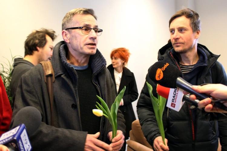 Teatr Polski. Przeciwnicy Morawskiego odwiedzili marszałka z kwiatami i petycją