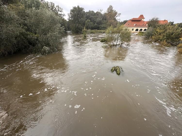 Alarm na Bystrzycy we Wrocławiu trwa. Rzeka wciąż bardzo wysoka, a Stabłowice w błocie