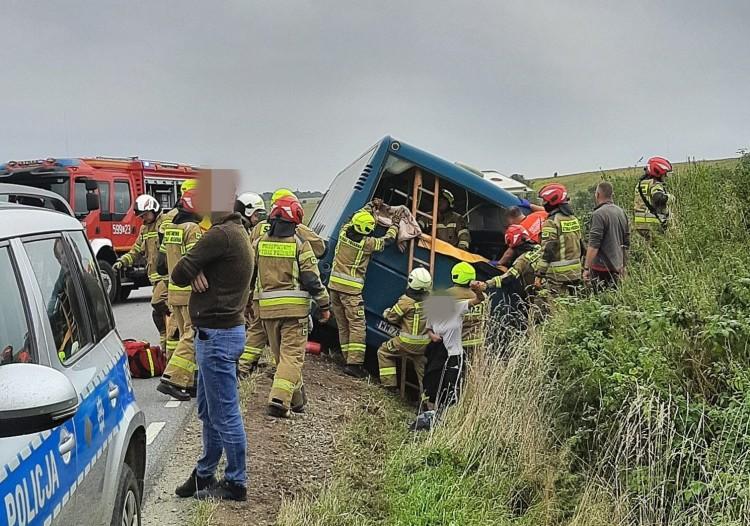 Autobus Kolei Dolnośląskich wpadł do rowu. Ranna starsza kobieta