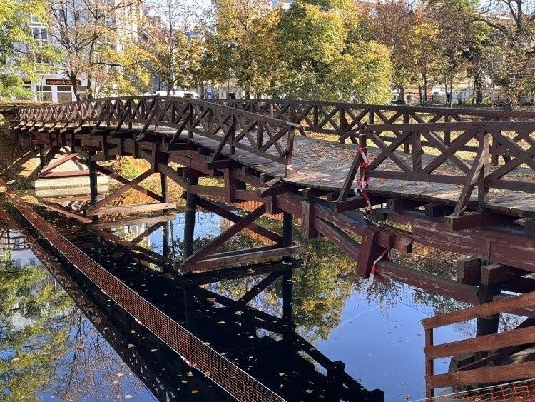 Wrocław: Rusza rozbiórka kładki nad fosą. Spadło na nią drzewo