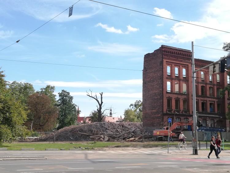 Ruszyło wyburzanie zabytkowej szkoły. Powstaną tu apartamenty [WIZUALIZACJE]