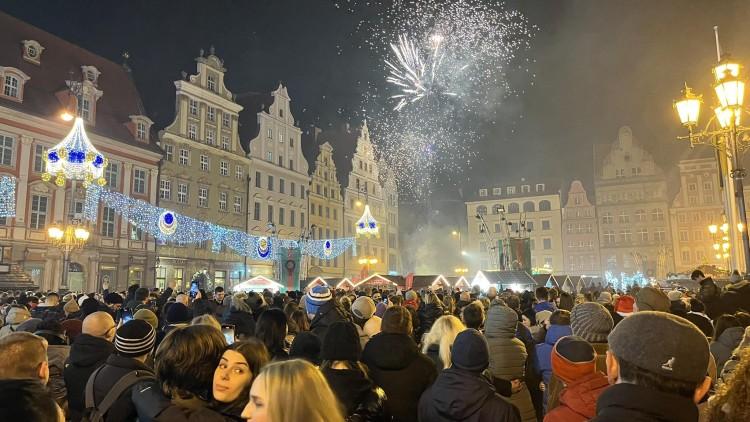 Tłum wrocławian witał 2024 rok na Rynku