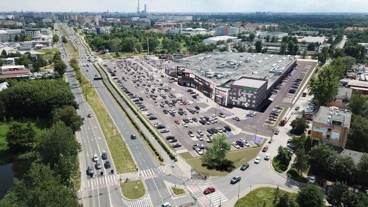 Przy północnym wjeździe do Wrocławia nie ma gdzie parkować. Na rozwiązanie poczekamy