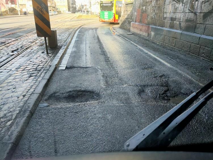 Wrocławskie ulice pełne dziur. Na ich łatanie brakuje pieniędzy