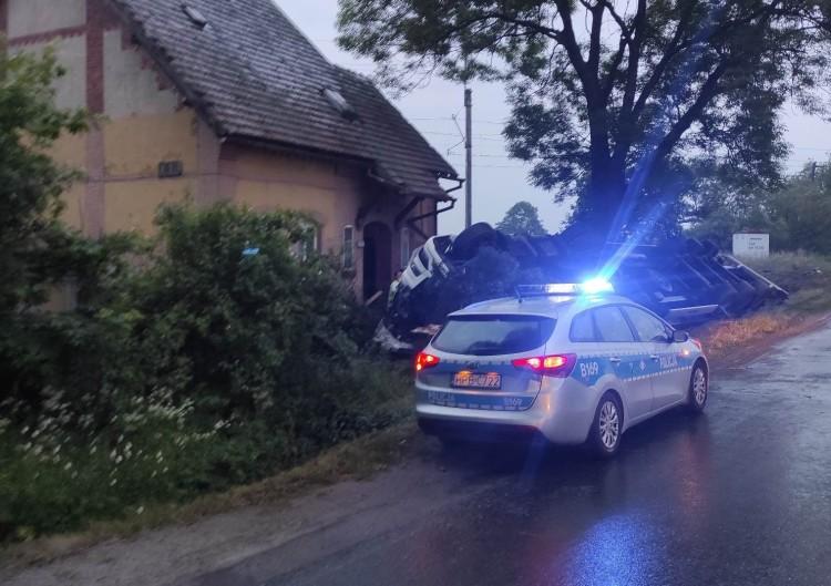 Tir złożył się jak domek z kart. Groźny wypadek pod Wrocławiem