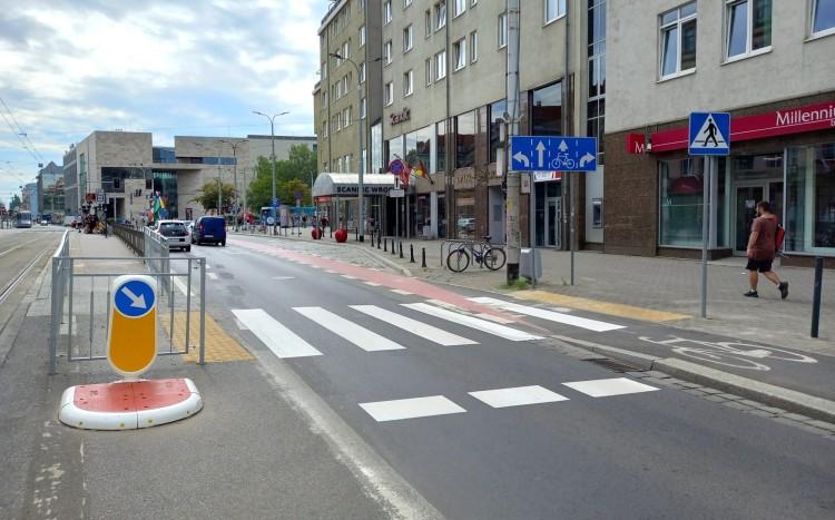 Wrocław: Nowe przejście dla pieszych w centrum. Łatwiej dostać się na przystanek