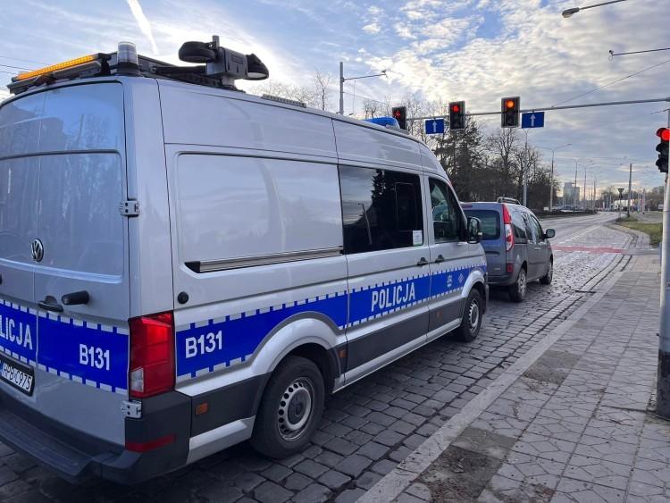 Wypadek na Czekoladowej. Kierowca chciał uniknąć najechania na tył innego pojazdu