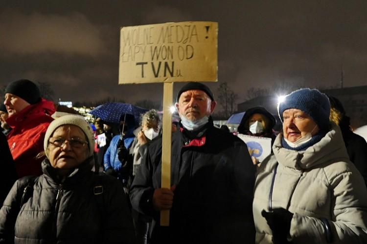 Wrocław: Protest w obronie TVN-u. „To kolejny etap zamachu stanu” [ZDJĘCIA]