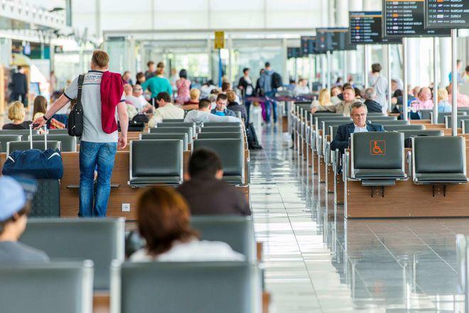 Obcokrajowcy coraz chętniej przylatują do Wrocławia. Co trzeci pasażer lotniska to cudzoziemiec