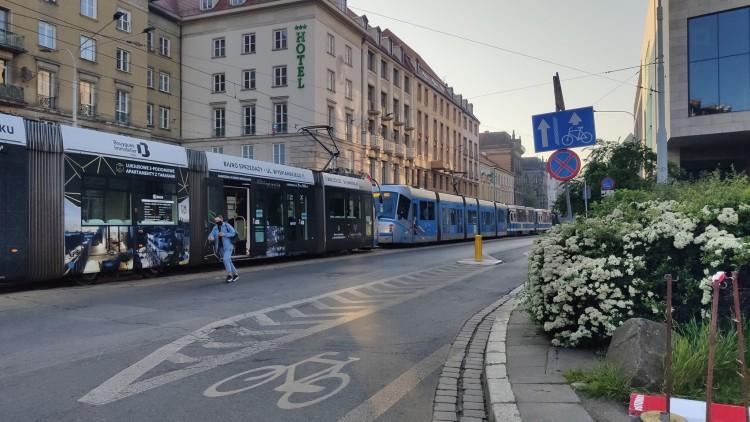 Duże utrudnienia ruchu po porannym wykolejeniu tramwaju przy Rynku
