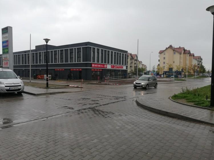 Wrocław: Nowe centrum handlowo-usługowe, a przy nim zniszczona ulica. Na naprawę poczekamy