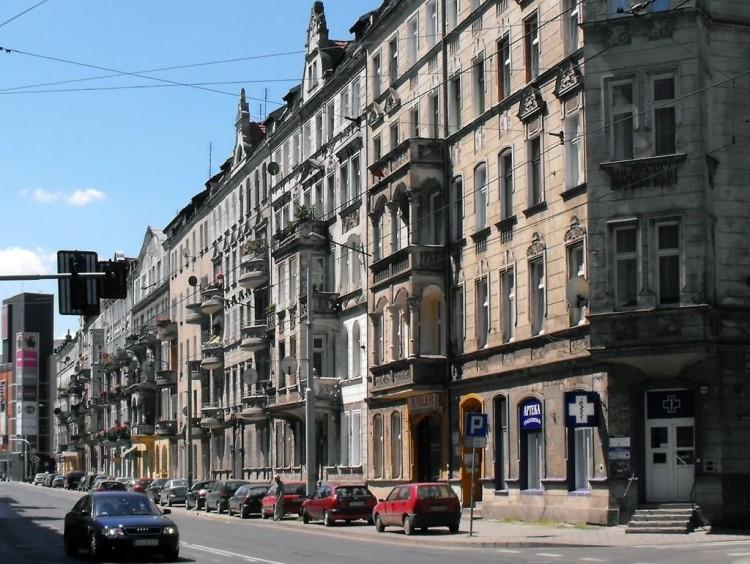 Wrocław: Uszkodzony pantograf tramwaju i naprawa sieci trakcyjnej. Objazdy