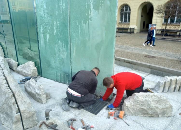 Wrocław: Ruszył remont fontanny Zdrój na Rynku. Popękane szyby zostaną wymienione