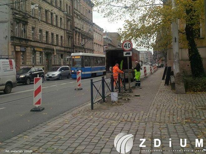 Wzdłuż fragmentu ulicy Traugutta zamontowali barierki, które mają chronić pieszych