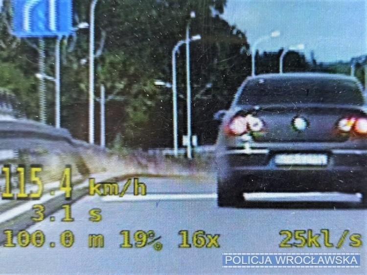 Wrocław: 20-latek szalał samochodem na oczach policjantów. Zatrzymali go przy Stadionie