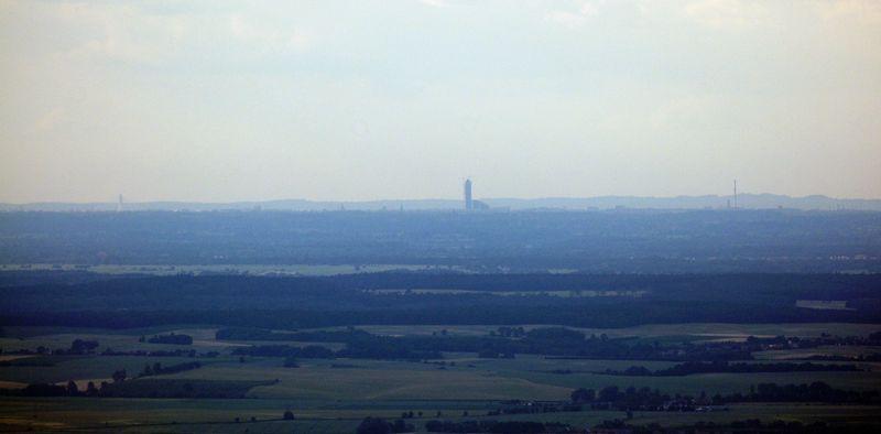Wieżowiec Sky Tower widać z Biskupiej Kopy – 97,7 km od Wrocławia