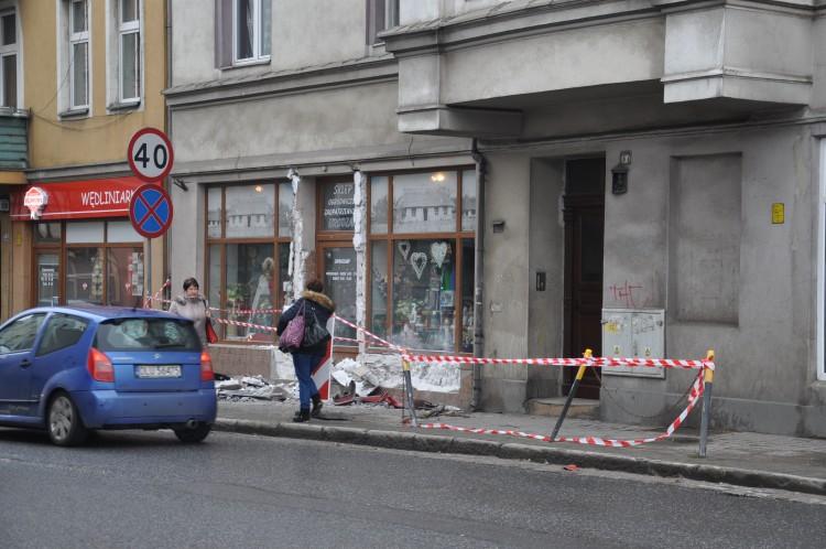 Ranni w wypadku autobusu w Leśnicy, kierowca w szpitalu. Dlaczego wjechał w budynek? [ZDJĘCIA]