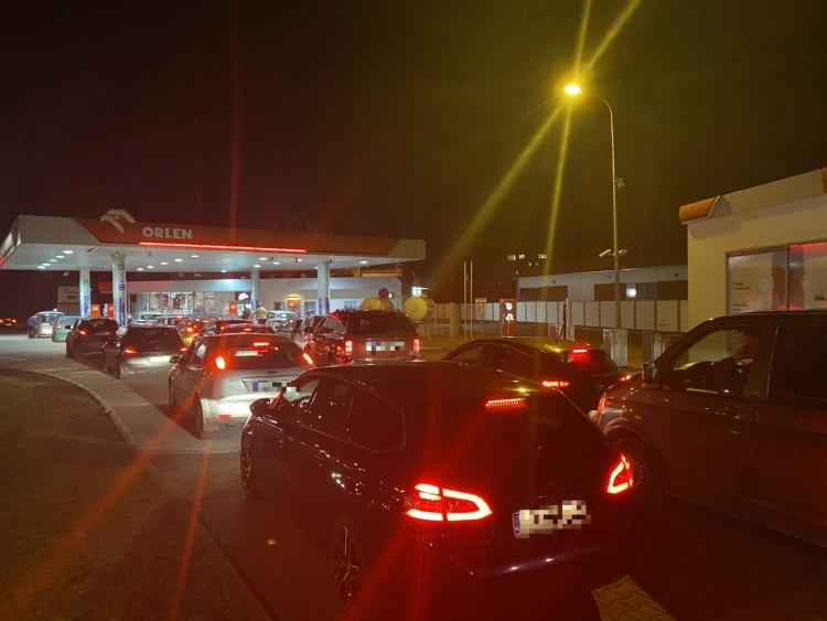 Panika we Wrocławiu. Wielkie kolejki na stacjach, w kantorach brakuje euro i dolarów